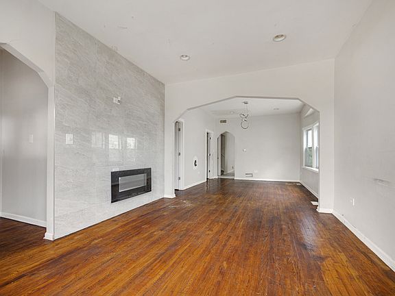 3rd image of 1508 W 72nd St