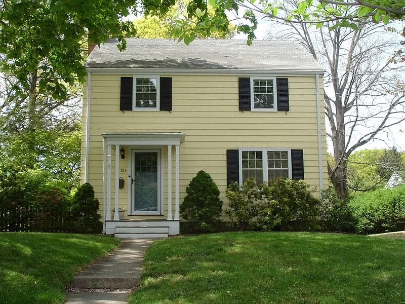 Lovely and Well Maintained Colonial
