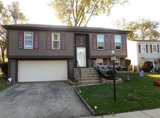 550 Hampton Ln, Roselle, IL 60172