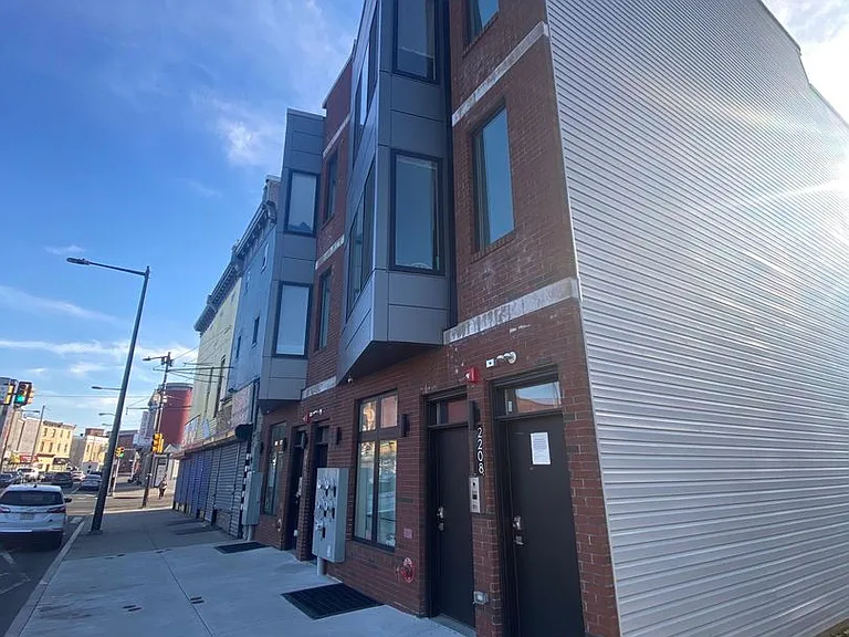 2206-2208 Ridge Ave — Photo 8