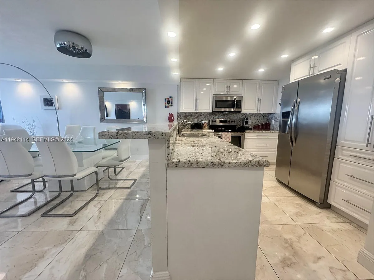 Building Photo - 3800 S Ocean Dr #519