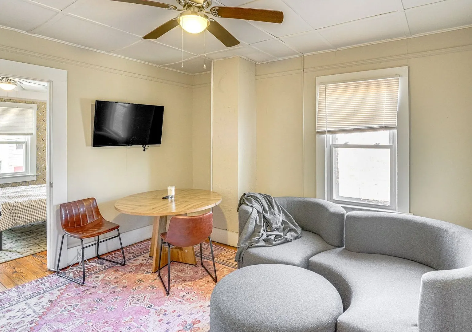 Renovated 2 Bedroom + Den w/ Private Garden Access — Photo 4