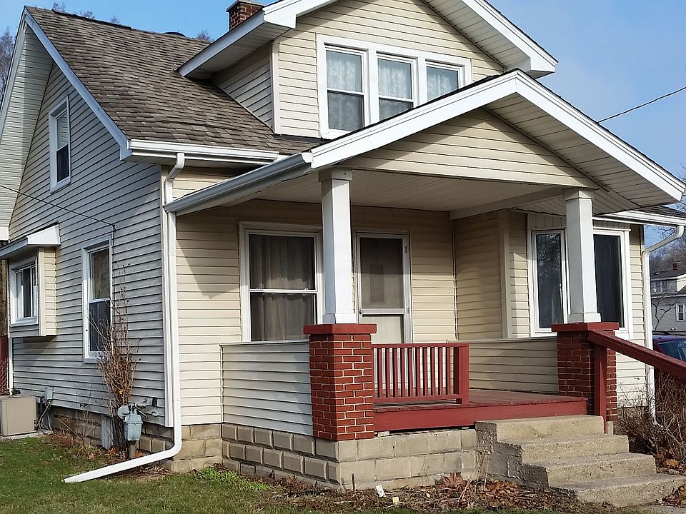 1st image of 136 Lamoreaux Dr NW