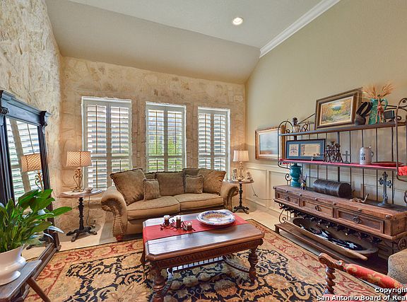 3rd image of 26 Royal Gardens Dr
