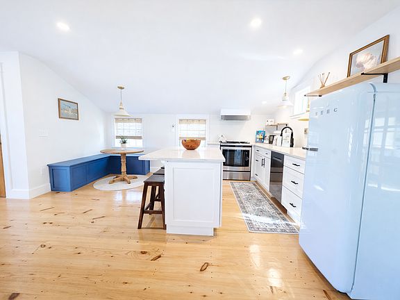 3rd image of 14 Sugarloaf St
