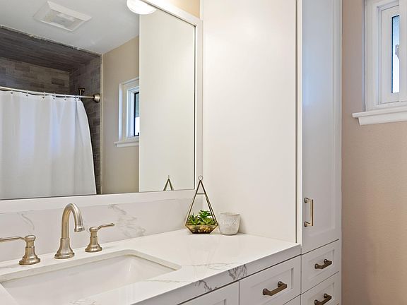 upstairs full bathroom