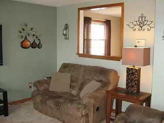 4th image of 93 Woodgate Dr