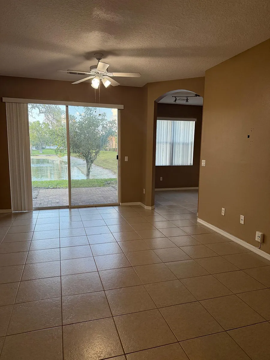 Building Photo - 1510 Seminole Palms Dr