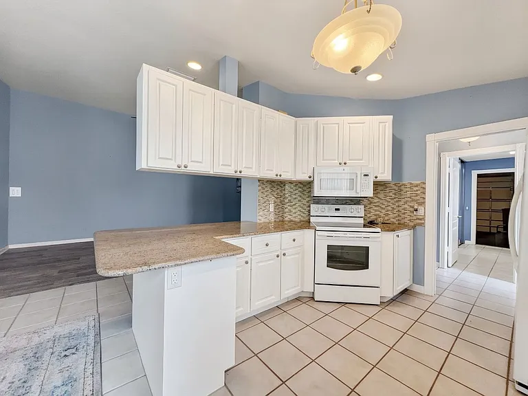 5712 Drummond Way — Photo 4