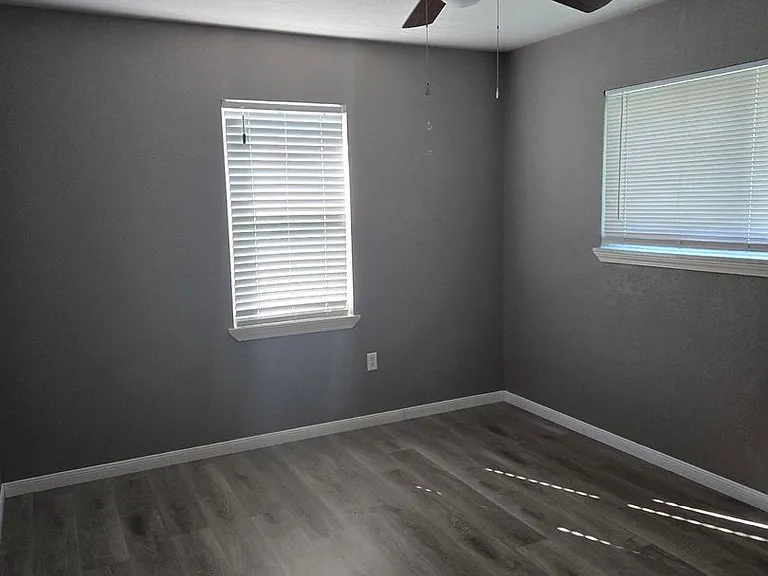 109 W Robin Ln — Photo 8