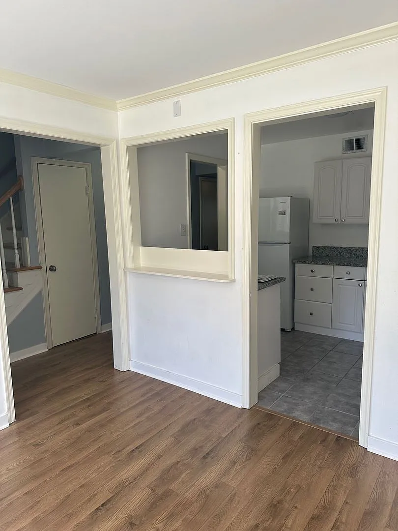 Beautifully Renovated Townehome In Washington Square! — Photo 4