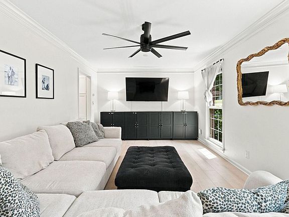 3rd image of 1003 Forest Ln
