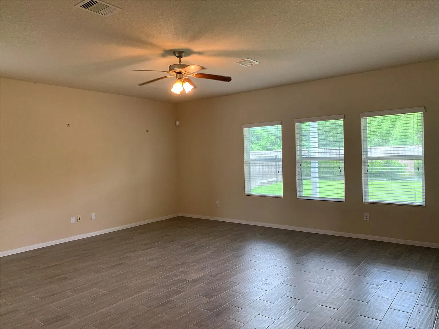 4 bed, 3.0 bath, 2603 sqft, $2,500 — Photo 3