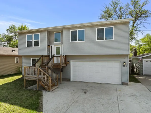 205 17th St NW, Minot, ND 58703
