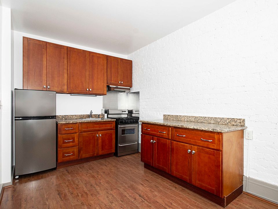 1st image of 906 Howard St #302