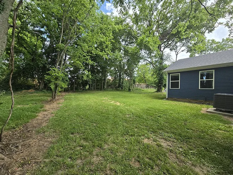 324 W Edmonds St — Photo 25