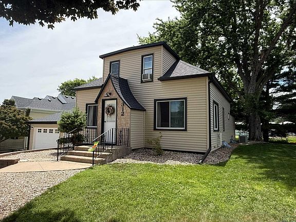 2nd image of 312 3rd St NE