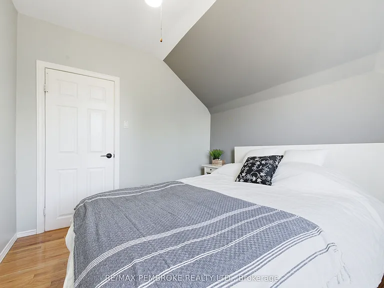 566 Perth St — Photo 38