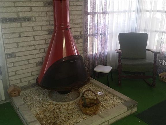 5th image of 823 Village Pl