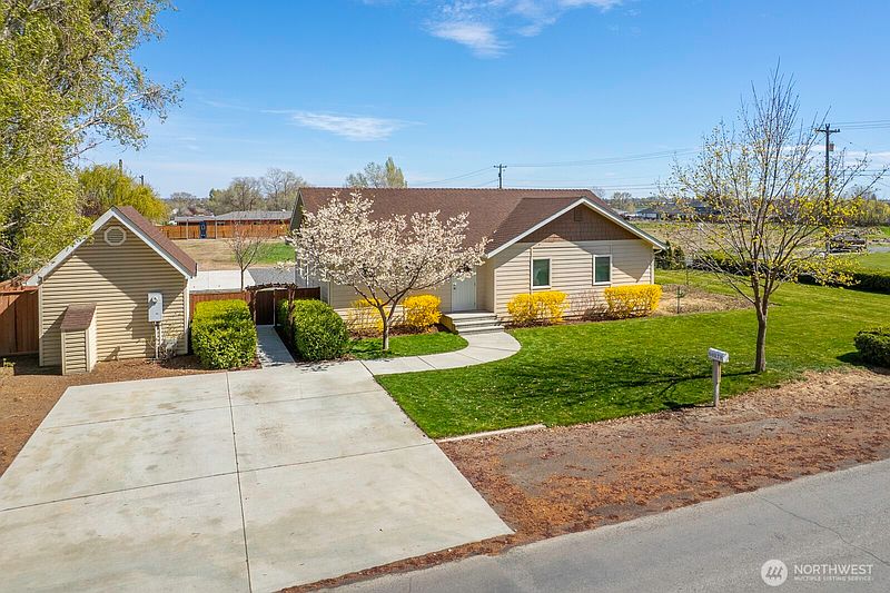 4th image of 2143 NE Valley Road
