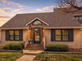 201 Stonebridge Ln, Smithville, MO 64089