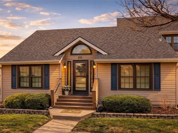 201 Stonebridge Ln, Smithville, MO 64089