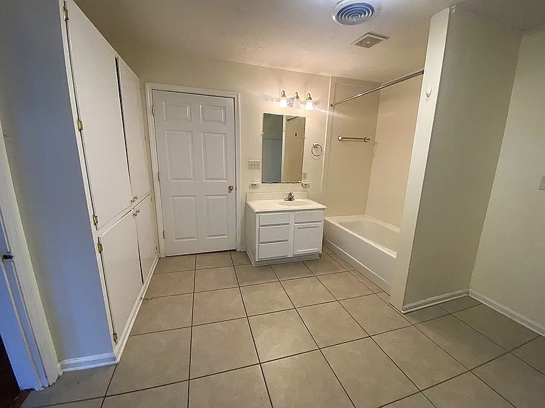 135 W Oak Ln — Photo 15