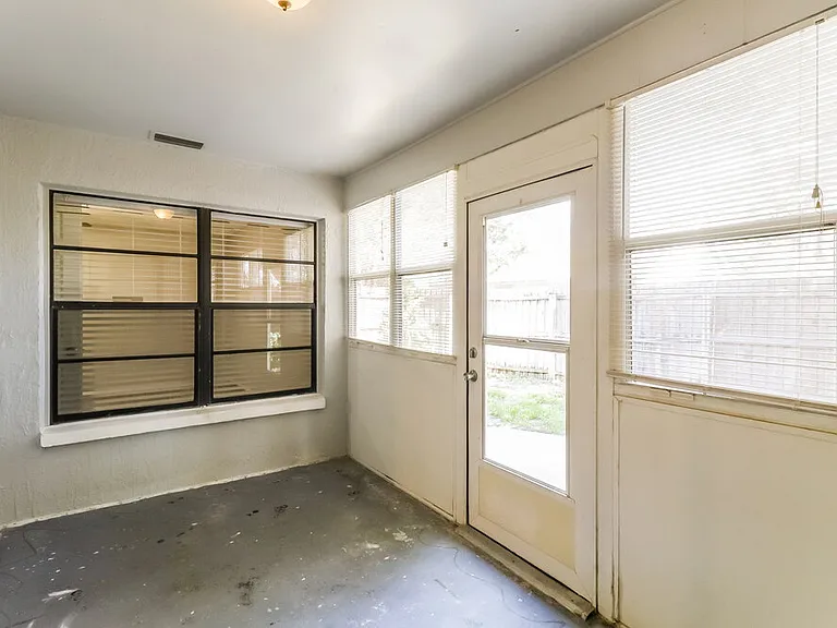 10935 Livingston Dr — Photo 9