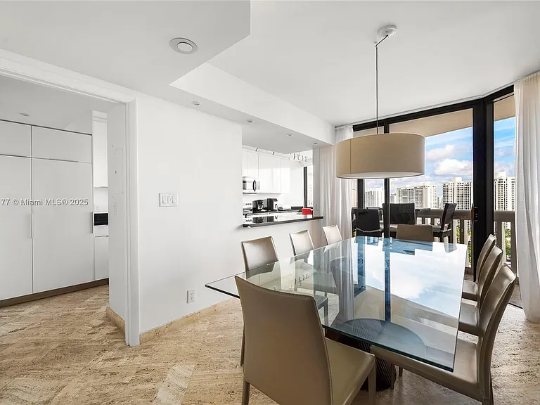 1000 W Island Blvd #2407 — Photo 8