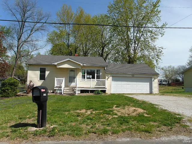 1046 Old Oak Rd photo 1