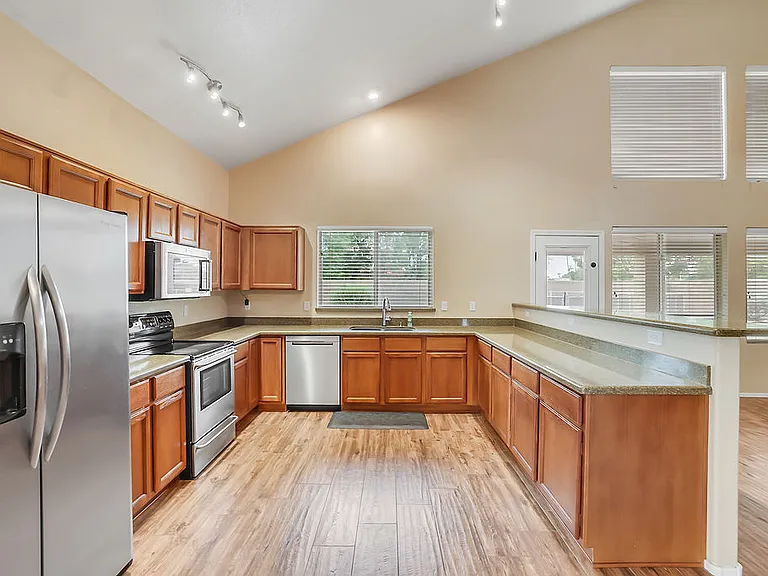 1380 N Concord Ave — Photo 10