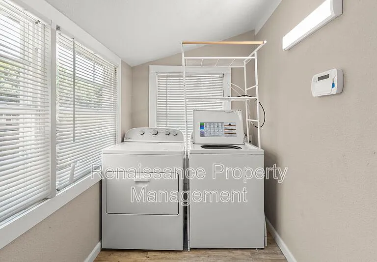 400 E Ellis St — Photo 20