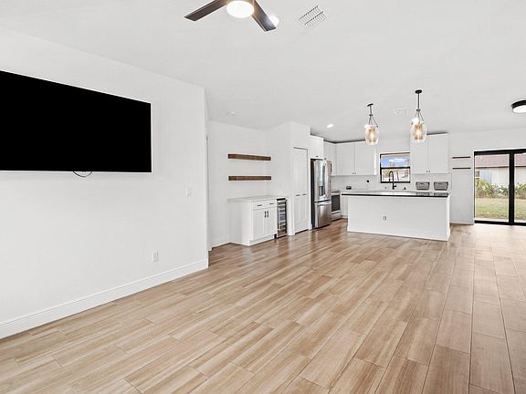 5th image of 1322 SW Calmar Avenue