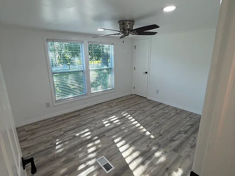 978 Bay Dr — Photo 10