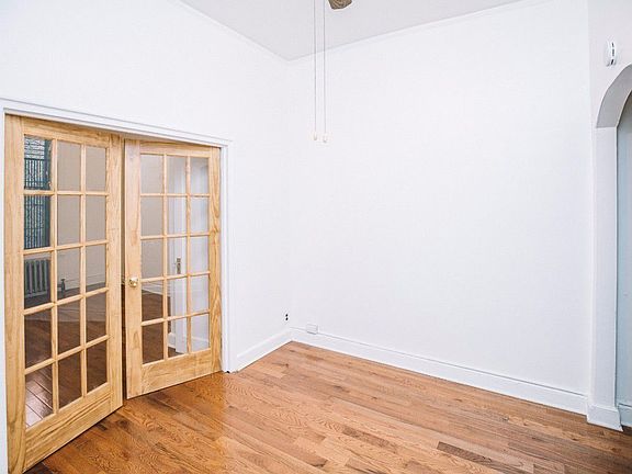 2nd image of 605 E 11th St APT D