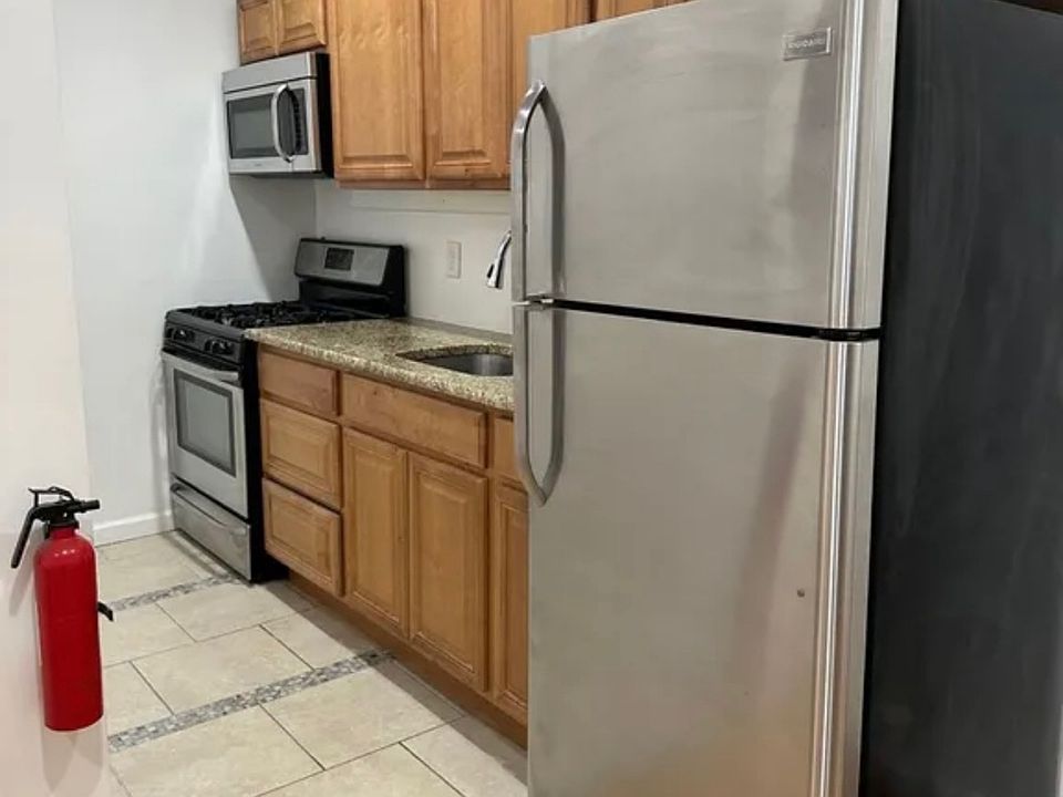 1st image of 160-162 University Ave #3