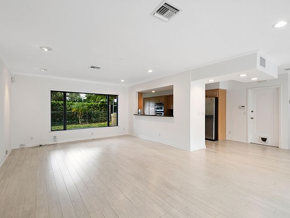 5th image of 270 Russlyn Dr