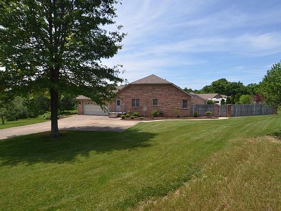 3rd image of 100 Daisey Dr