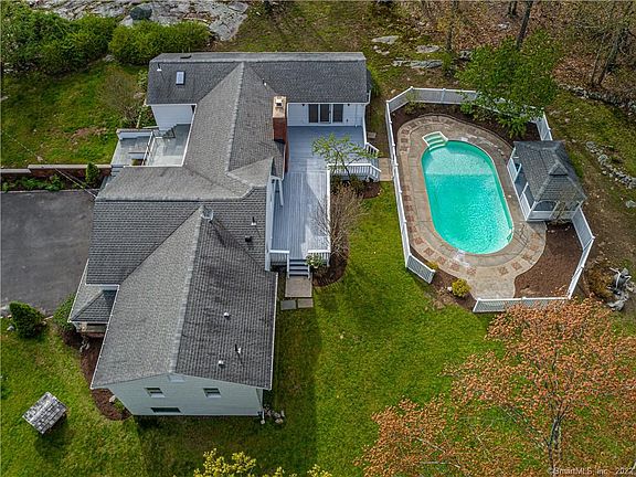 3rd image of 40 Ravenwood Dr