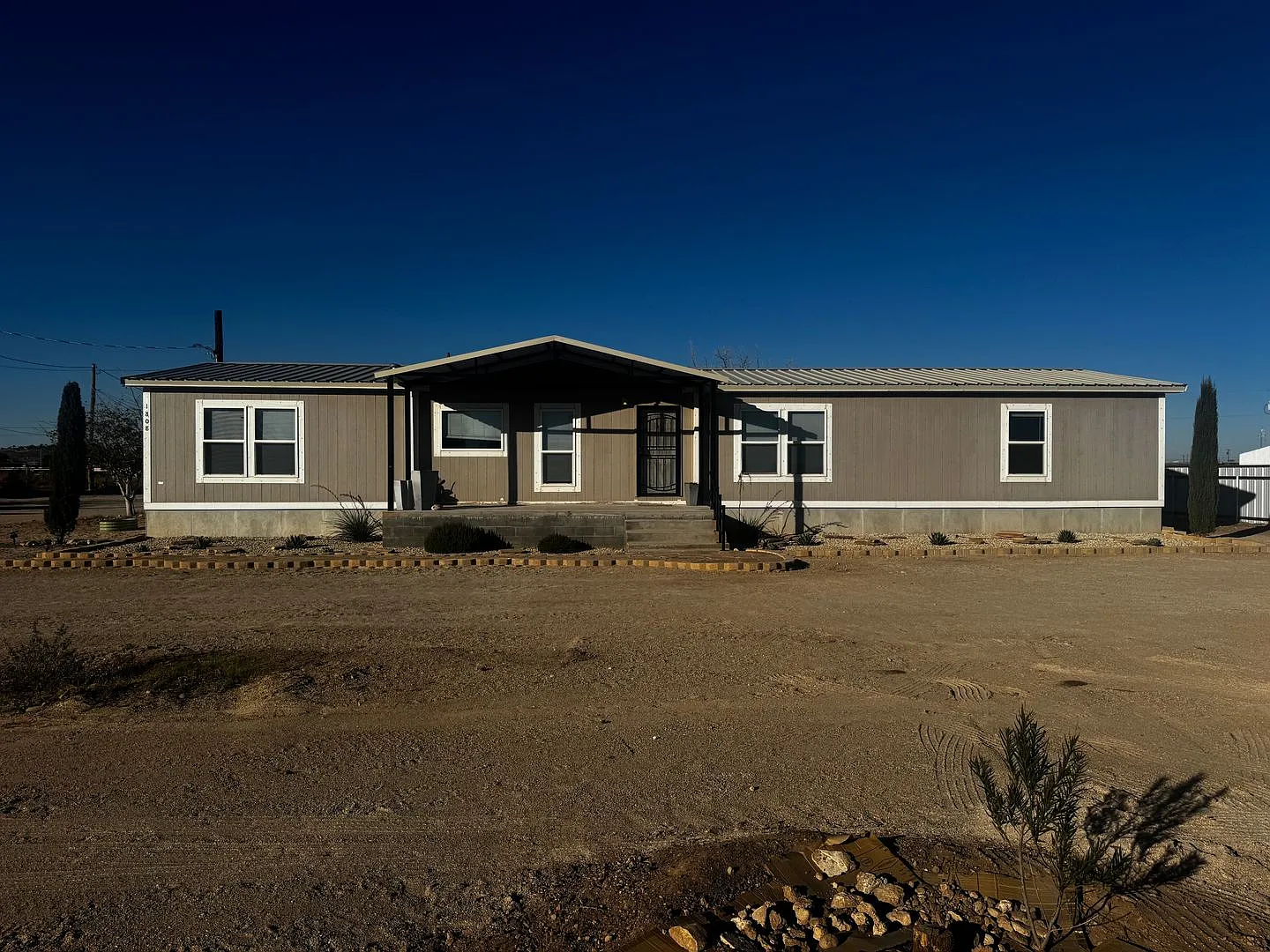 Spacious Four Bedroom Home - Pet Friendly and Horses Allowed! — Photo 1