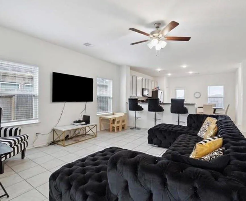 3 bed, 2.0 bath, 1594 sqft, $2,160 — Photo 4
