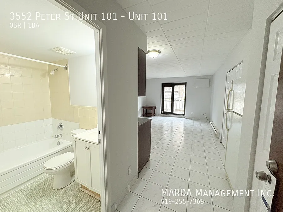 Cozy Main Floor Bach Near U Of W - Inclusive! — Photo 3