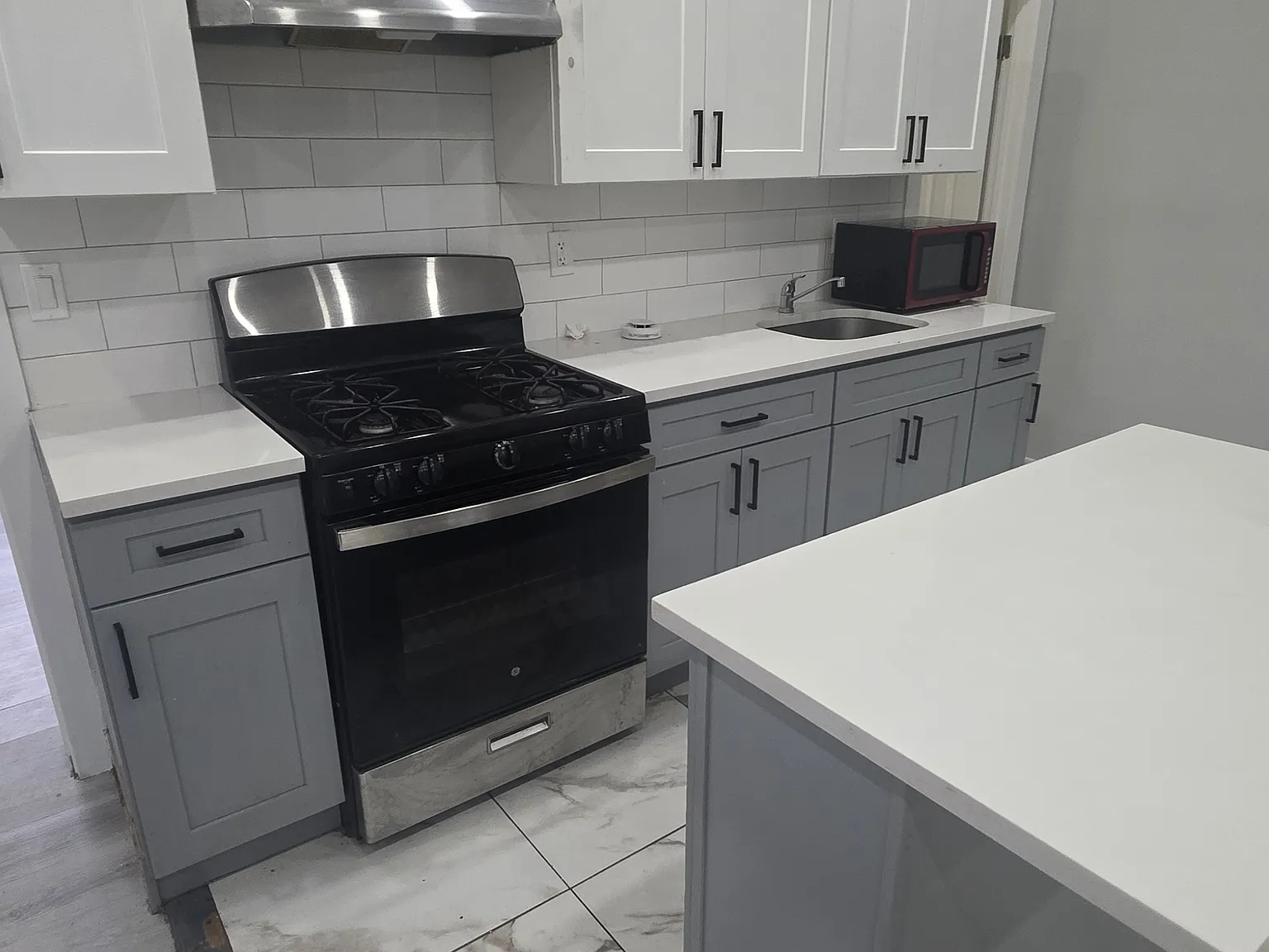 4 bed, 1000 sqft, $2,500 — Photo 2