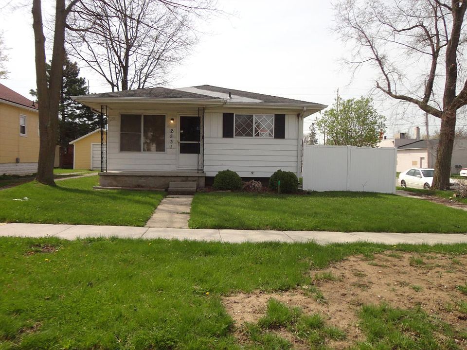 Corner lot, does NOT have fence around the whole yard.