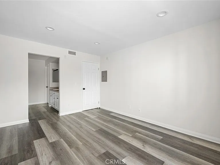 5565 Canoga Ave #307 — Photo 17