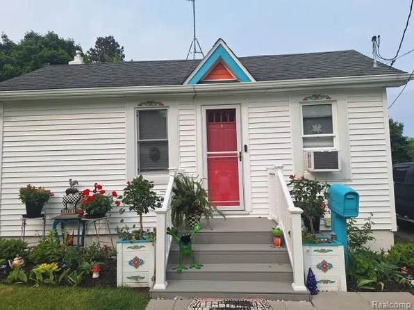 51 Pearl St, Oxford, MI 48371