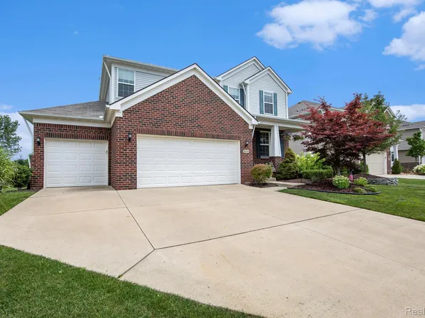30056 Macintosh Ln, New Hudson, MI 48165