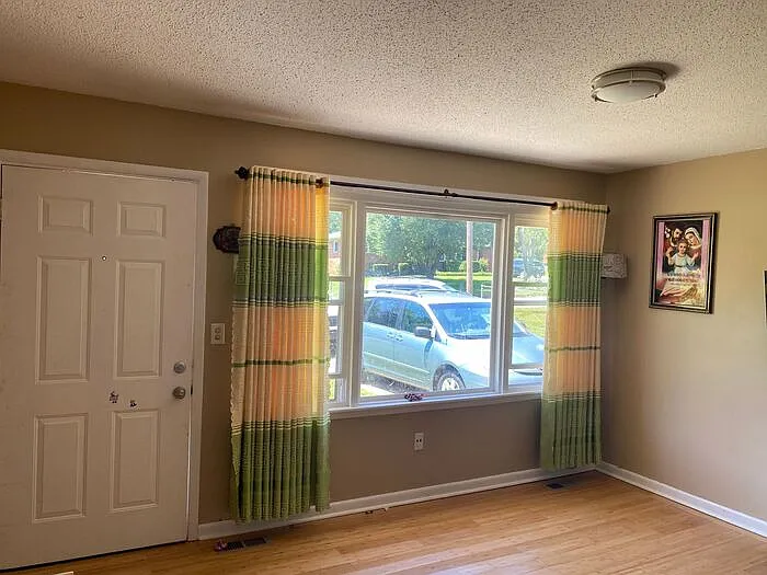 512 Clift Dr — Photo 4