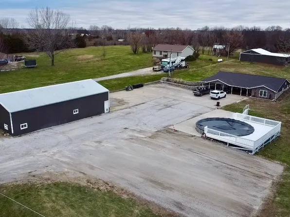 56200 Ocean Wave Ln, Hannibal, MO 63401