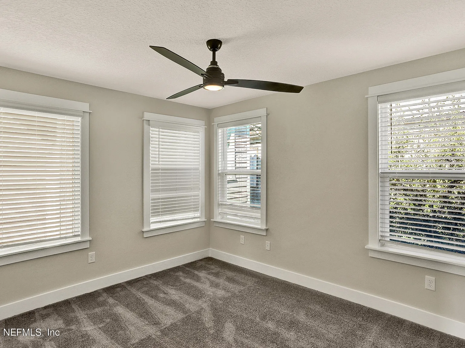 3 bed, 2.5 bath, 1926 sqft, $2,026 — Photo 3